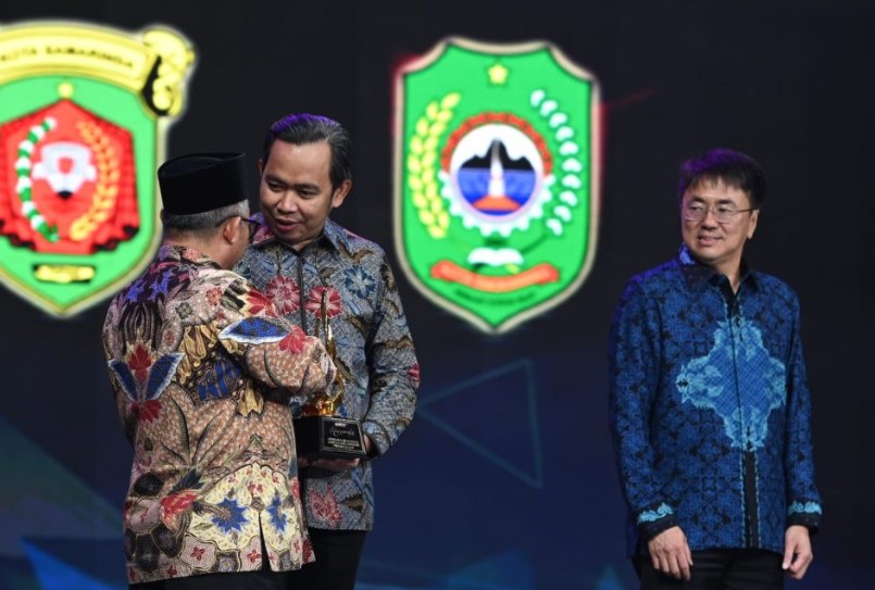 Bupati Jember Muhammad Fawait Raih Penghargaan