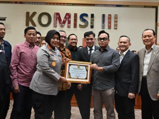 Komisi III DPR RI Beri Penghargaan ke Kapolres Metro Bekasi atas keberhasilan mengawal konflik antara Warga dengan Pengembang secara damai