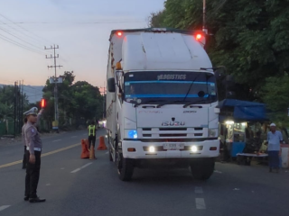 *Polresta Banyuwangi Optimalkan Buffer Zone Bulusan Kepadatan Terurai, Sopir Puji Polisi*