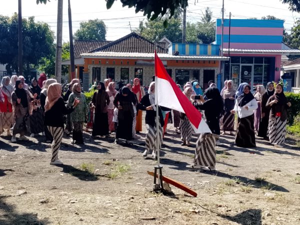 Guru TK Gugus I Se - Kecamatan Puger Gelar Upacara Hari Pendidikan Nasiona