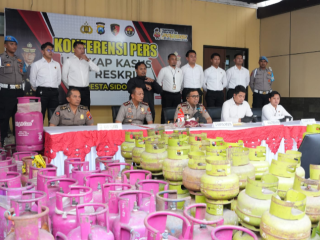 Polresta Sidoarjo Ungkap Sindikat LPG Oplosan di Rumah Kontrakan Amankan Dua Tersangka