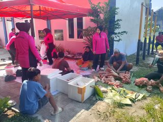 Polsek Puger Polres Jember Sembelih 2 Ekor Kambing 1 Sapi Sebagai Hewan Qurban