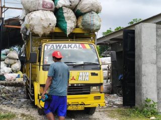 Warga Puger Kulon Keluhkan Pabrik Pres Plastik, Bau Menyengat dan Kebisingan Ganggu Permukiman