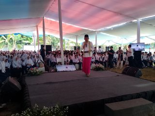 Bunga Desa Pakusari Bupati Jember Motivasi Siswa SMP Negeri 1 Pakusari Giat Belajar Sampai Perguruan Tinggi