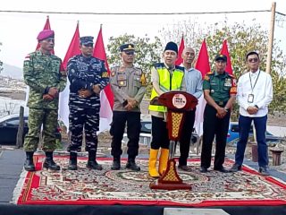 Bentuk Kepedulian Bupati Jember Gus Fawait, Serahkan 600 BPJS Ketenagakerjaan kepada Nelayan Puger