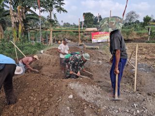 Jembatan Perintis Garuda Grenden–Puger Kulon Dibangun,Babinsa Turun Tangan Warga Diminta Gotong Royong 