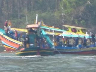 Ombak Pelawangan Puger Mengamuk, Perahu Berputar hingga Tabrakan dan Hantam Bebatuan